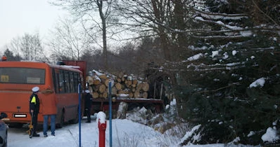 Zderzenie ciężarówki z autobusem szkolnym  