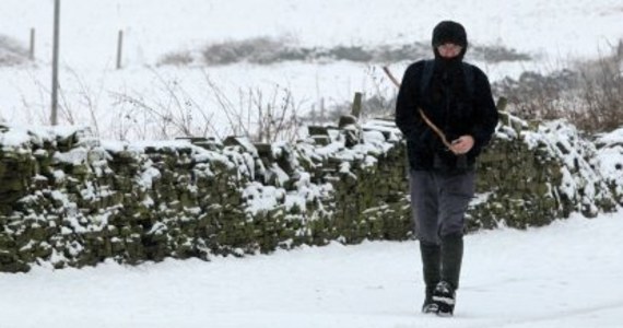 Kilkaset szkół w Wielkiej Brytanii, zwłaszcza na południowym zachodzie, było zamkniętych z powodu obfitego śniegu, który pada od pięciu dni. Zwłaszcza południe kraju jest tradycyjnie źle przygotowane na jego opady.