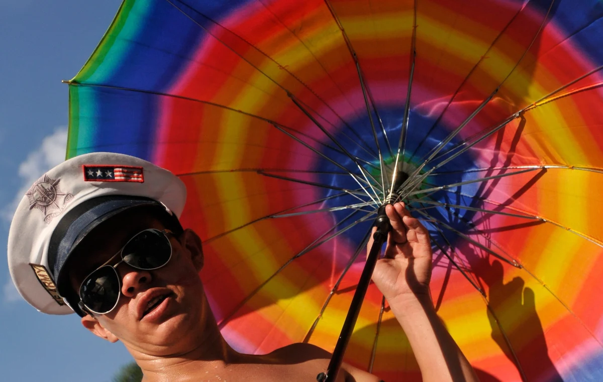 Rząd Nepalu wprowadził możliwość używania w dokumentach, potwierdzających obywatelstwo, terminu "trzecia płeć". Ma być on stosowany wobec osób, które nie chcą być określane jako kobieta lub mężczyzna - podała we wtorek agencja AP powołując się na  przedstawiciela władz.