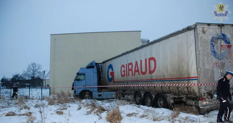 Tir wjechał w budynek szkoły  