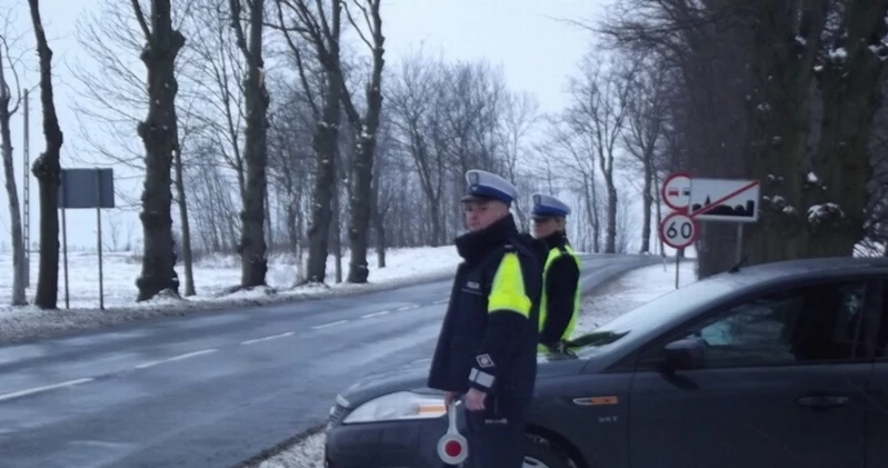 Policjanci podczas patrolu na drodze  