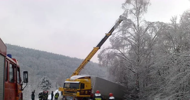 Tir wpadł w poślizg i zsunął się do rowu  