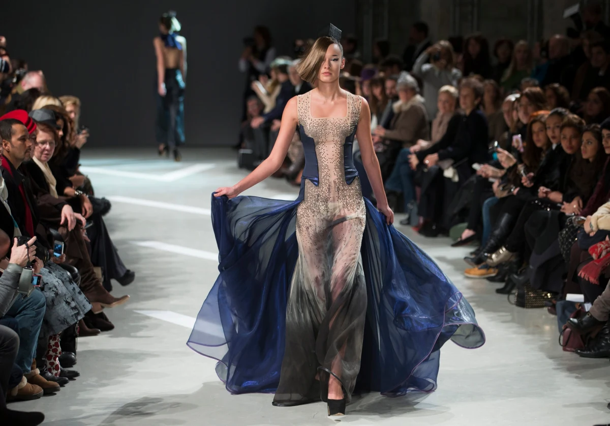 Za oknami śnieg, a w Paryżu dyktatorzy mody już prezentują swoje kreacje dla pan na wiosnę i lato! Nagie ramiona, spódnice przed kolana, asymetryczne fryzury i stonowane kolory! – to najnowsze trendy na pokazach „haute-couture”, czyli ręcznego krawiectwa najwyższej klasy! 