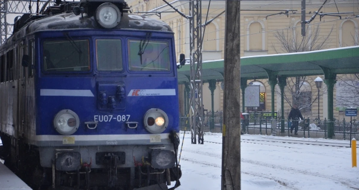 Mimo że mamy środek ferii i mroźną zimę, związki zawodowe działające na kolei nie rezygnują ze strajku ostrzegawczego. Dojdzie do niego w całym kraju w piątek między godziną 7:00 a 9:00 rano. Już wiadomo, że pociągi zostaną zatrzymane. Nie staną w polu, ale dojadą do węzłów kolejowych.