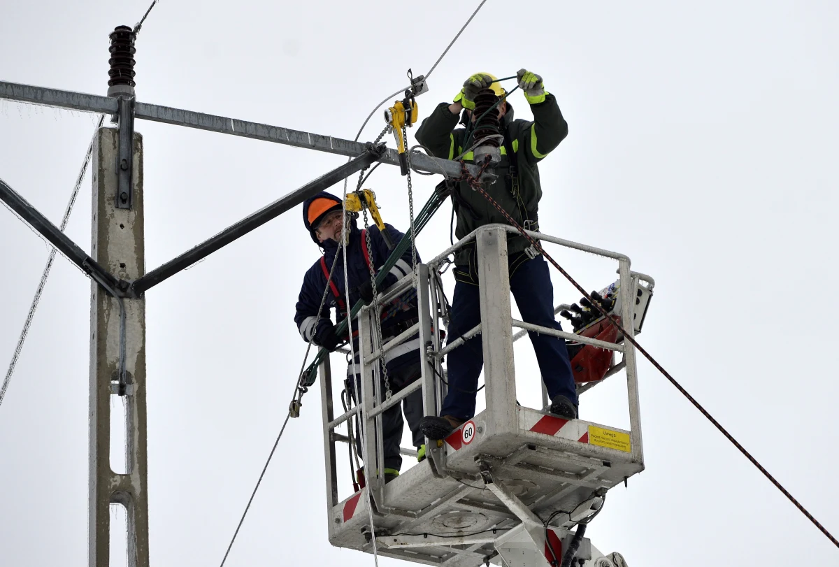 15 tysięcy odbiorców na Podkarpaciu i Lubelszczyźnie wciąż bez prądu. Jak zapewniają energetycy, ta liczba z każdą godziną będzie się zmniejszać.