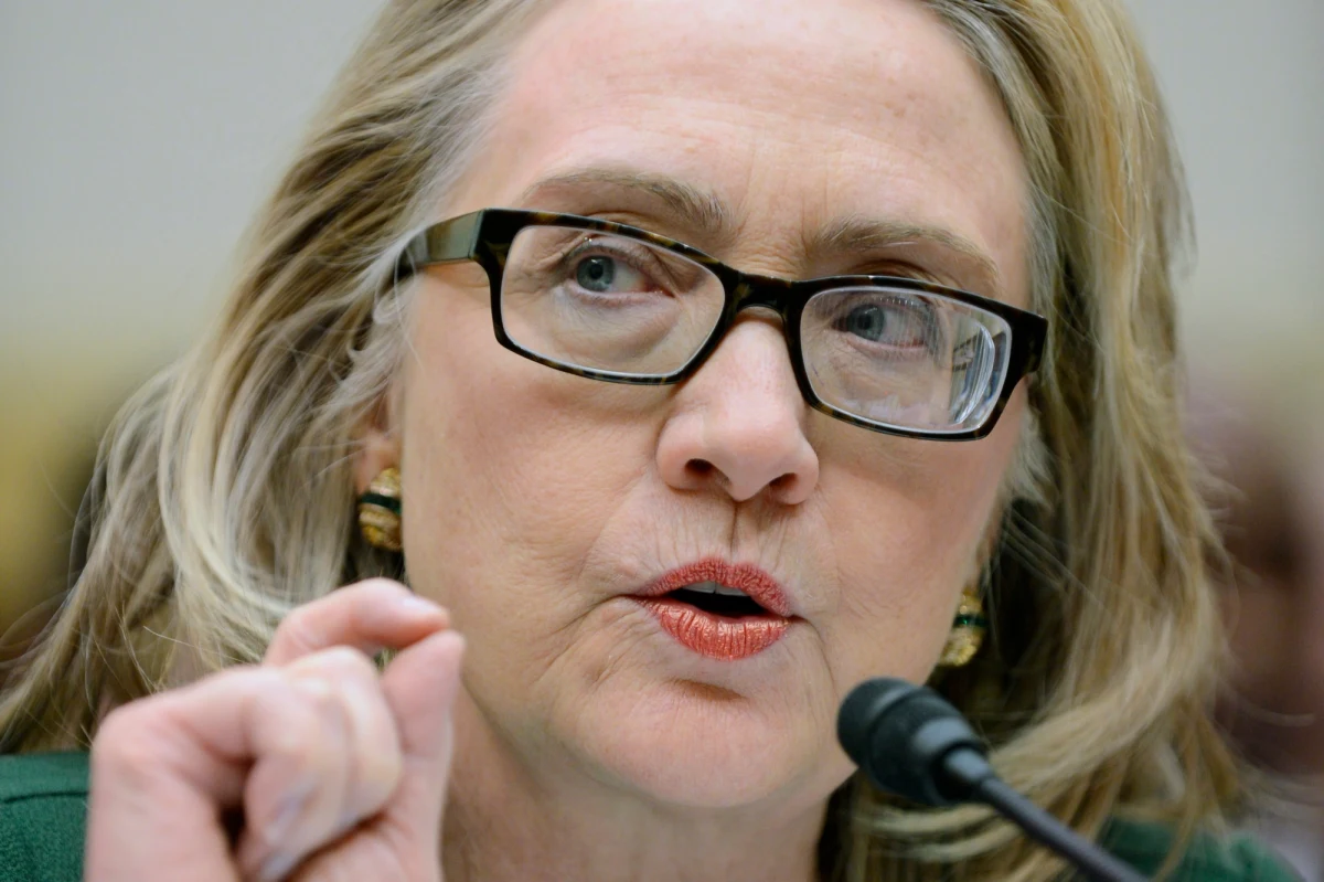 Na przesłuchaniach przed Komisją Spraw Zagranicznych Senatu sekretarz stanu Hillary Clinton potwierdziła, że bierze na siebie odpowiedzialność za to, co stało się w rezultacie ataku islamistów na konsulat w Bengazi 11 września ubiegłego roku. W ataku zginął ambasador USA w Libii Chris Stevens i dwaj jego współpracownicy.