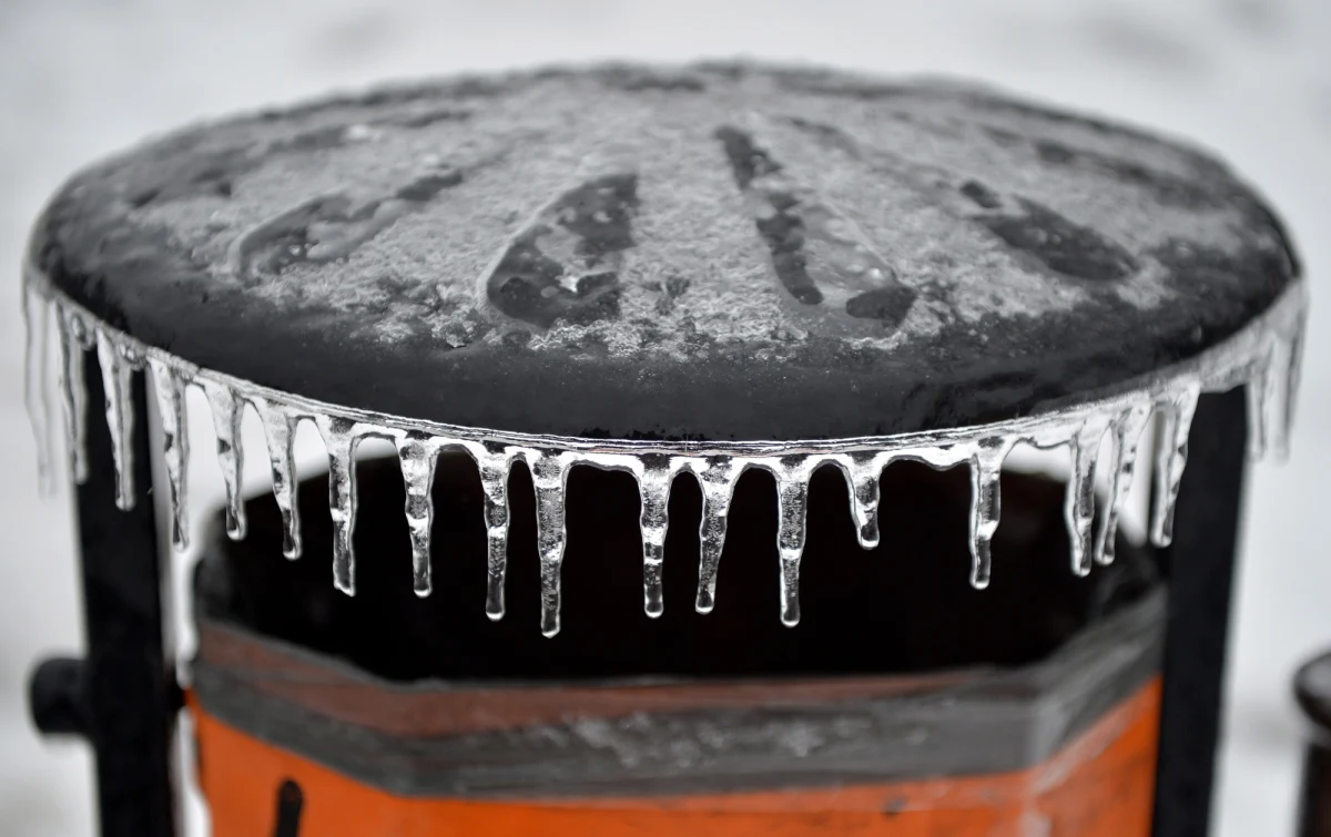 Minus 5 za oknem - to jeszcze nic. Na Evereście to są dopiero mrozy. Ale alpinista Ryszard Pawłowski ostrzega, że także w Polsce mróz może być groźny. "Jeżeli jest nawet temperatura minus 5 stopni, a wtedy wieje, jest zadymka śnieżna, jesteśmy słabo ubrani, to ta temperatura odczuwalna może wpływać na nasz organizm tak, jakby to było np. minus 20 stopni i wtedy bardzo łatwo się odmrozić" - mówi w rozmowie z naszym dziennikarzem Marcinem Buczkiem.