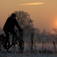 Zimowy wschód słońca w Hanowerze [JOCHEN LUEBKE/PAP/EPA]