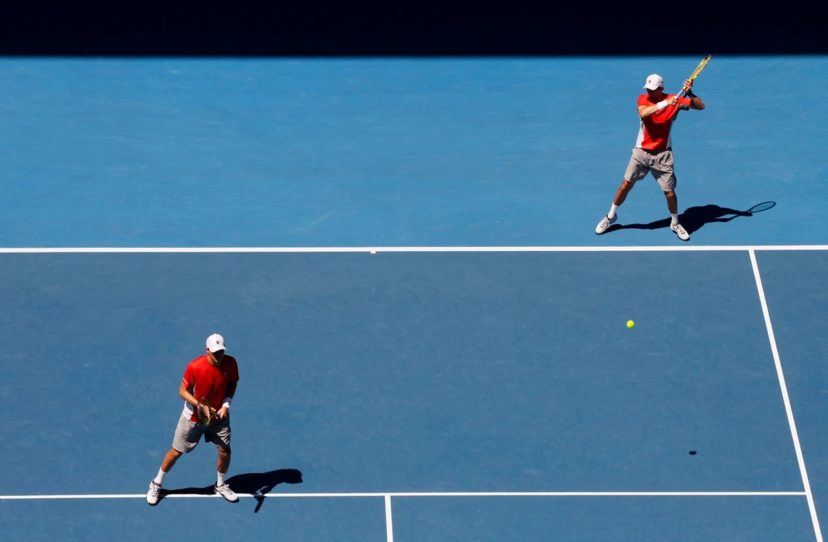 Bracia Bob i Mike Bryanowie ustanowili deblowy rekord wszech czasów, odnosząc 13. wspólne zwycięstwo w Wielkim Szlemie. Amerykańscy tenisiści, najwyżej rozstawieni w turnieju, wygrali Australian Open na twardych kortach w Melbourne Park.
