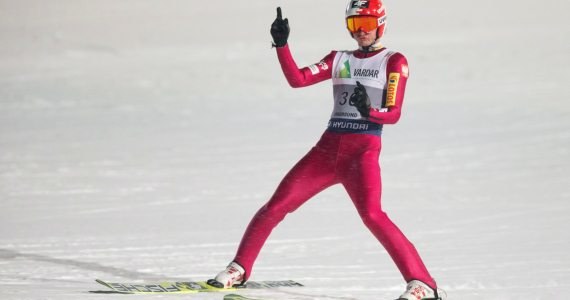 Gregor Schlierenzauer wygrał konkurs lotów w norweskim Vikersund. W drugiej serii Austriak oddał skok na odległość 240 metrów. W końcowej klasyfikacji wyprzedził Simona Ammanna o zaledwie pół punktu. Świetnie spisali się Polacy - 5.  miejsce zajął Kamil Stoch, który wyrównał rekord Polski, a 6. lokatę wywalczył Piotr Żyła. 