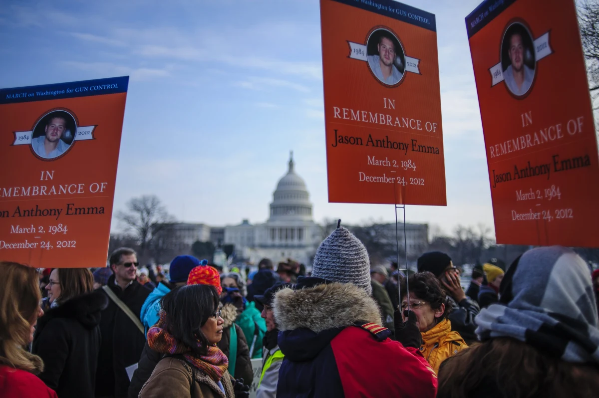 Kilkanaście tysięcy ludzi manifestowało na ulicach Waszyngtonu swoje poparcie dla zaostrzenia restrykcji na broń palną. Swobodny dostęp do broni w USA uważa się za główną przyczynę niedawnej masakry w szkole w Newtown w stanie Connecticut, gdzie szaleniec zastrzelił 26 osób.