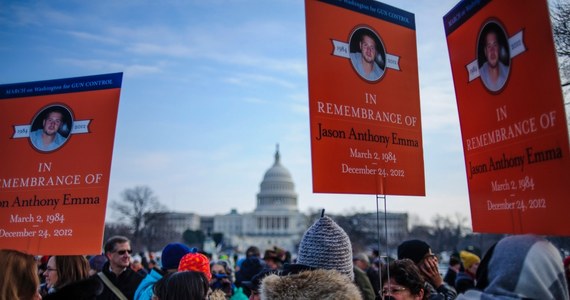 Kilkanaście tysięcy ludzi manifestowało na ulicach Waszyngtonu swoje poparcie dla zaostrzenia restrykcji na broń palną. Swobodny dostęp do broni w USA uważa się za główną przyczynę niedawnej masakry w szkole w Newtown w stanie Connecticut, gdzie szaleniec zastrzelił 26 osób.