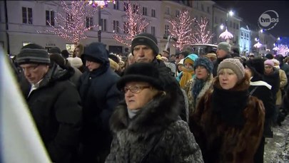 Kondukt żałobny z trumną prymasa przeszedł ulicami Warszawy