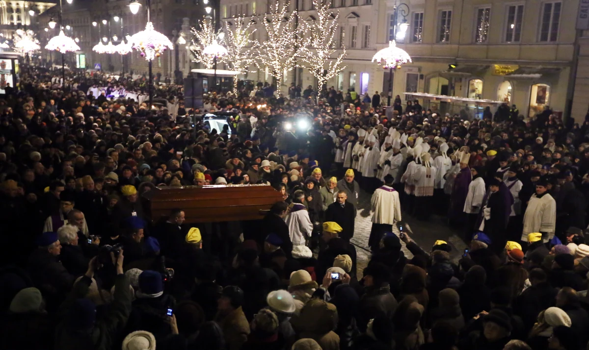 Duchowni, wojsko, harcerze, strażacy, liczne poczty sztandarowe i tysiące wiernych przemierzyły wieczorem Krakowskie Przedmieście w Warszawie, w ostatniej drodze za trumną z ciałem prymasa Polski kard. Józefa Glempa. W poniedziałek o godzinie 11 rozpocznie się uroczysta msza pogrzebowa, po której trumna z ciałem prymasa spocznie w archikatedrze warszawskiej św. Jana Chrzciciela na Starym Mieście.