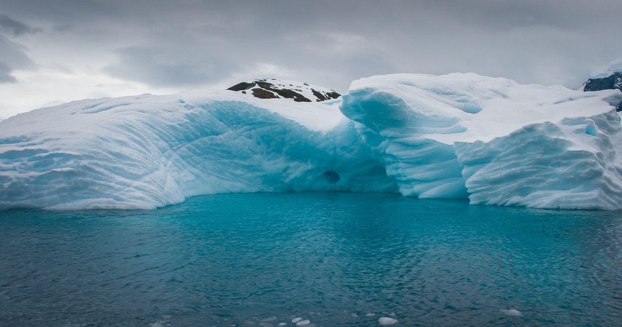 Znaczna część procesów kształtujących pokrywę lodową Antarktydy zachodzi w jej niższych warstwach i ukrywa się przed naszym wzrokiem - wystarczy tylko spojrzeć na ogromną rzekę subglacjalną o długości 460 kilometrów, którą udało się odkryć dopiero teraz. 