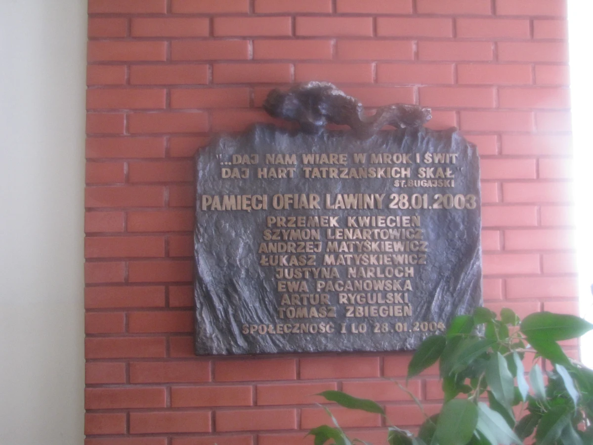 Liceum im. Leona Kruczkowskiego w Tychach pamięta o tragedii sprzed 10 lat. 28 stycznia 2003 roku wyprawa, która wyruszyła z tego ogólniaka zakończyła się największą tragedią w polskich Tatrach. Pod lawiną zginęło 8 osób. Uczniowie uczcili dziś ich pamięć minutą ciszy, przygotowali też specjalny koncert pamięci i wystawę zdjęć zrobionych w czasie akcji ratunkowej.