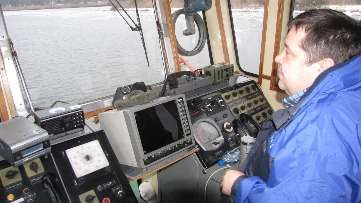 Na Odrze ruszyła wielka akcja kruszenia lodu. Dziesięć polskich i niemieckich lodołamaczy walczy z 70-kilometrowym wielkim zatorem. Tymczasem pod pokładem „Odyńca”-  jednej z polskich jednostek - życie toczy się swoim codziennym tempem. 