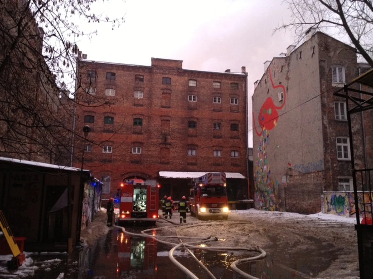 Dwanaście jednostek straży pożarnej walczyło rano z ogniem w centrum warszawskiej Pragi. Spłonęła tam zabytkowa kamienica, w której siedzibę miał teatr off-owy, klub artystyczny oraz ponad 20 pracowni plastycznych. Nikomu na szczęście nic się nie stało.