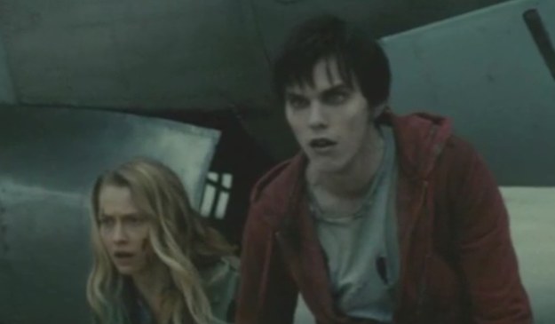 Głównym bohaterem filmu jest młody zombie o imieniu R (Nicholas Hoult), który w wyniku zbiegu wydarzeń zakochuje się w narzeczonej jednej ze swoich ofiar.