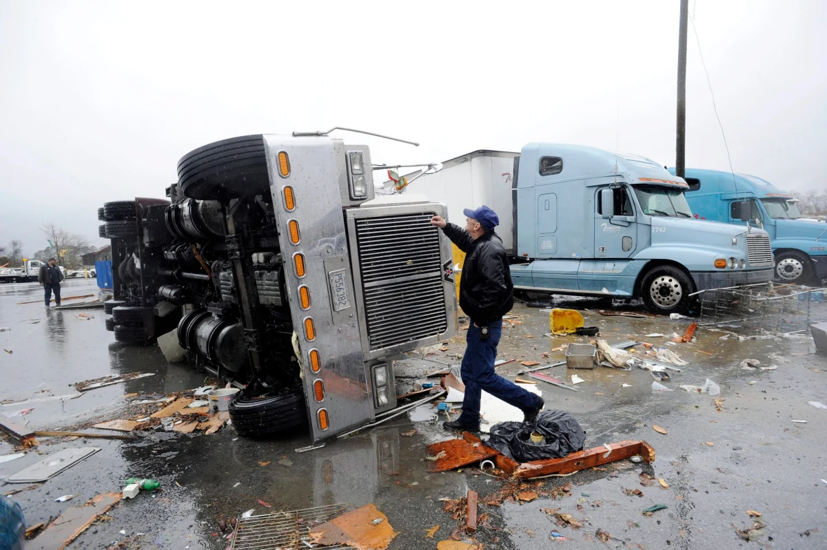 Zniszczone budynki, powalone drzewa, tysiące budynków bez prądu - to efekt potężnego tornado, jakie przetoczyło się przez stany Georgia oraz Tennessee. Zniszczonych zostało przynajmniej kilka miasteczek. Dwie osoby nie żyją.
