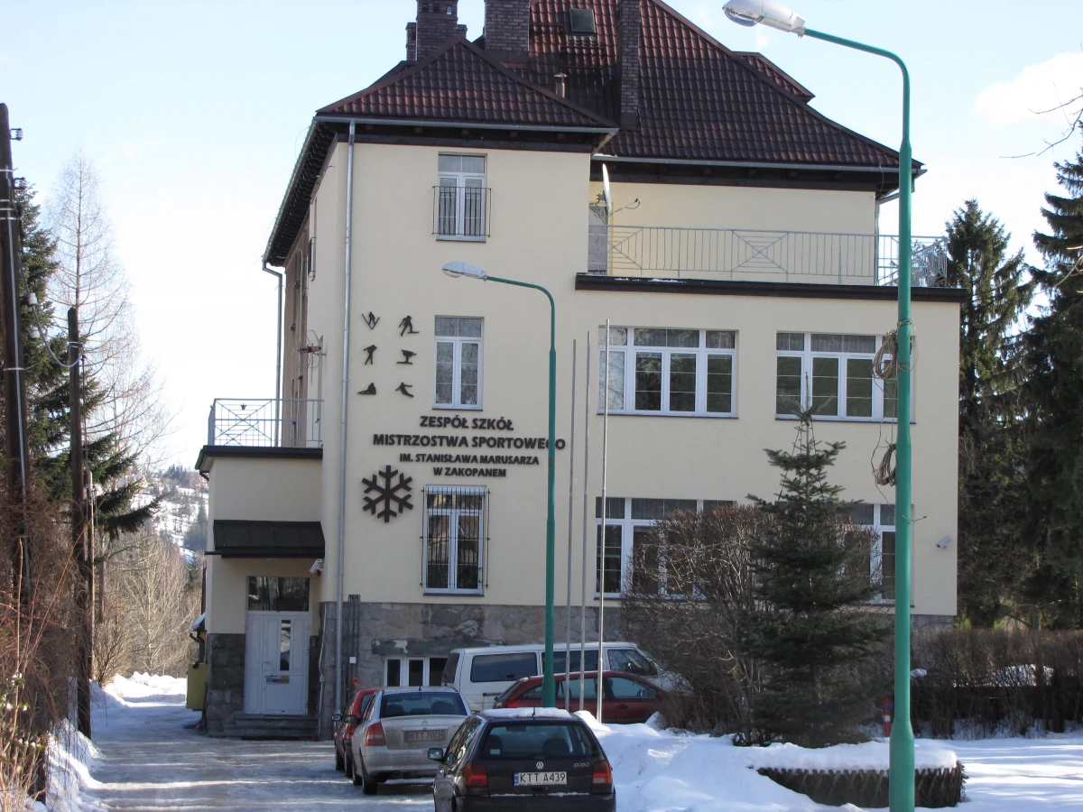 Szkole Mistrzostwa Sportowego z Zakopanego grozi likwidacja. Placówka działa od ponad 35 lat i wychowała takie gwiazdy jak Justyna Kowalczyk czy Kamil Stoch. Teraz jednak nie ma pieniędzy na jej funkcjonowanie. Co ciekawe, szkoła poinformowała o swoich gigantycznych kłopotach finansowych dzień po tym, jak minister Joanna Mucha ogłosiła, że nowa resortowa koncepcja finansowania sportu ma promować związki, które dbają o szkolenie młodzieży…