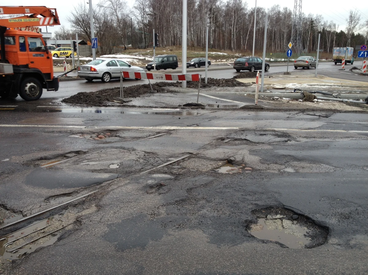 Ulica Marsa - ważna warszawska arteria, główny wyjazd do Rembertowa i Ząbek od kilku dni przypomina podrzędną dróżkę usianą marsjańskimi kraterami. Kierowcy z niedowierzaniem kręcą głowami i slalomem omijają dziury. Urzędnicy zwlekają z naprawami, bo w pobliżu trwa budowa wiaduktów.