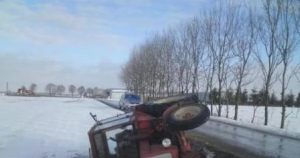 Ciągnik rolniczy wpadł do rowu  