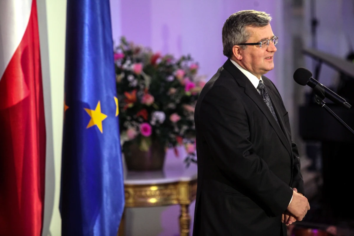 "Warto rozważyć odstąpienie od nowej ustawy, by uniknąć ryzyka niekonstytucyjności" - w ten sposób do kwestii związków partnerskich odniósł się Bronisław Komorowski. "Warto pójść w kierunku nowelizacji ustaw istniejących" - oświadczył. Sąd Najwyższy wczoraj orzekł, że projekty ustaw o związkach partnerskich autorstwa PO, SLD i RP są niezgodne z art. 18 Konstytucji RP. 