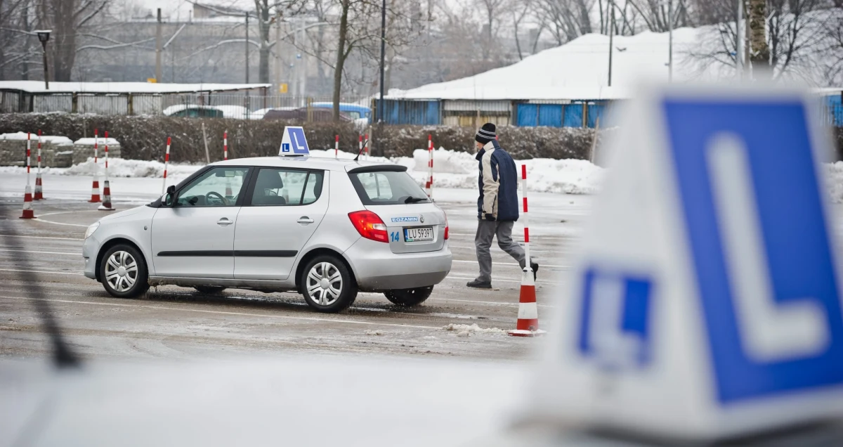 Są już pierwsi poszkodowani przez pośpieszne wprowadzanie nowych egzaminów na prawo jazdy. Co najmniej dwie osoby w Lublinie w ogóle nie mogły podejść do egzaminu, bo tamtejszy WORD wciąż nie ma dostępu do systemu informatycznego w starostwie. O sposób połączenia dwóch różnych programów spierają się dwaj ich wykonawcy: ITS oraz PWPW. Pierwszy uważa, że dostęp powinien być darmowy, drugi chce za to pieniędzy.