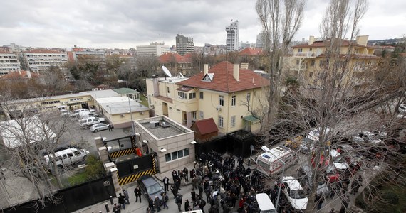 W zamachu samobójczym przed ambasadą USA w stolicy Turcji, Ankarze, zginął ochroniarz placówki i sam napastnik, a jedna osoba została ranna. Nikt nie przyznał się dotąd do przeprowadzenia ataku.

