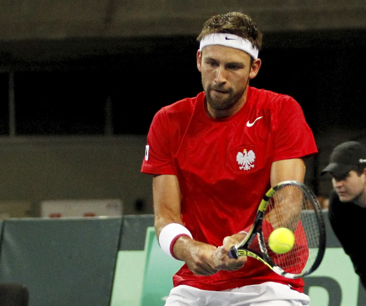 Łukasz Kubot wygrał z Gregą Żemlją w trzech setach 6:3, 6:2, 6:0 w drugim piątkowym meczu w Grupie I Strefy Euroafrykańskiej Pucharu Davisa. Wcześniej swój pojedynek zwycięsko zakończył także Jerzy Janowicz. Polska prowadzi ze Słowenią 2:0.