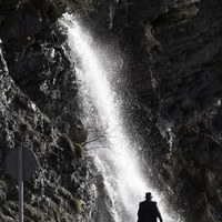 Mężczyzna spaceruje przy wodospadzie w hiszpańskiej Pampelunie [PAP/EPA/Jesus Diges] 