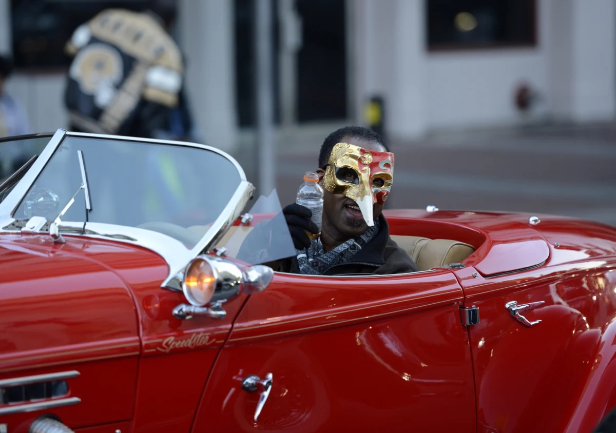 Super Bowl, czyli finał rozgrywek w futbolu amerykańskim to dla mieszkańców USA jeden z najważniejszych dni w roku. Dzień, kiedy Amerykanie, podobnie jak w Święto Dziękczynienia, nie patrzą na ceny i nie liczą kalorii. Stoły uginają się pod ciężarem jedzenia, a miłośnicy sportu wlewają w siebie hektolitry piwa. Tego dnia nawet ci, którzy nie znają zasad tej gry kupują czapki, balony, flagi i kibicują jednej z drużyn. W tym roku wschodnie wybrzeże USA trzyma kciuki za drużynę Baltimore Ravens a zachodnie za San Francisco 49ers. 