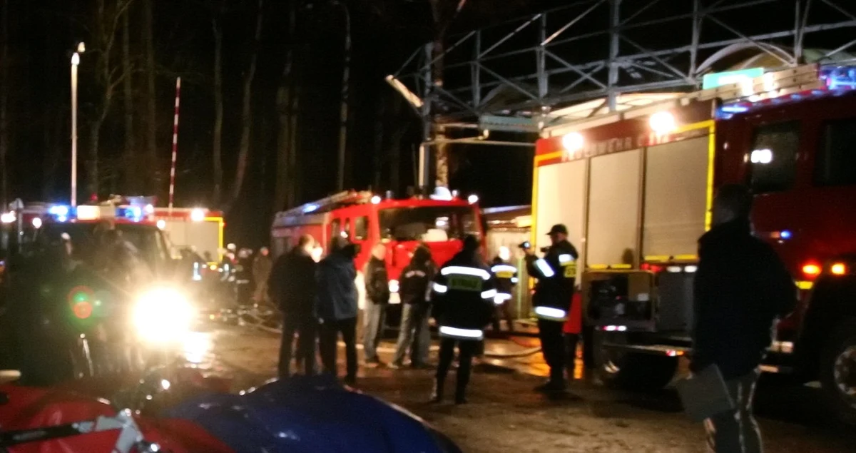 ​Budynek Młodzieżowego Ośrodka Socjoterapii w Białymstoku, gdzie w nocy wybuchł pożar, nadaje się do rozbiórki - dowiedział się reporter RMF FM Piotr Bułakowski. Ogień całkowicie strawił drewnianą konstrukcję. Ewakuowano 15 podopiecznych placówki oraz ich czterech opiekunów. Jedna osoba trafiła do szpitala.