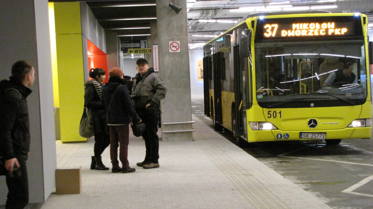 Nowy dworzec autobusowy w Katowicach jest już otwarty. W nocy wyjechał z niego pierwszy autobus. Dworzec w całości zlokalizowany jest pod ziemią. Żeby dostać się na przystanki trzeba zejść lub zjechać schodami z hali głównej dworca kolejowego.