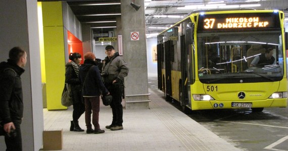 Nowy dworzec autobusowy w Katowicach jest już otwarty. W nocy wyjechał z niego pierwszy autobus. Dworzec w całości zlokalizowany jest pod ziemią. Żeby dostać się na przystanki trzeba zejść lub zjechać schodami z hali głównej dworca kolejowego.