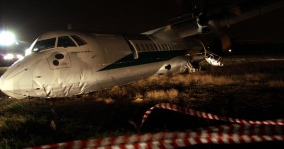 Samolot ATR 72 należący do rumuńskiego przewoźnika Carpatair wylądował poza pasem na rzymskim lotnisku Fiumicino. Rannych zostało 5 osób, w tym 4 pasażerów - poinformowały włoskie władze lotnicze.