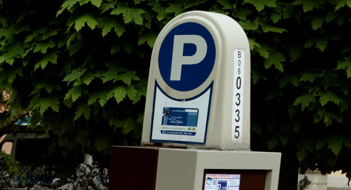 1 kwietnia w Warszawie zostanie rozszerzona strefa płatnego parkowania. Zameldowani mieszkańcy oraz najemcy mieszkań posiadający umowę najmu w formie aktu notarialnego, będą mogli wykupić abonament na parkowanie przy domu. Pozostali będą jednak musieli uiszczać opłatę w parkometrze.