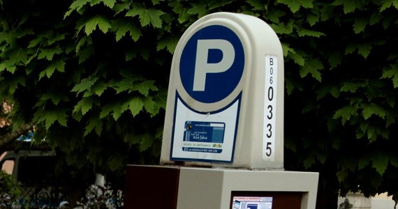 1 kwietnia w Warszawie zostanie rozszerzona strefa płatnego parkowania. Zameldowani mieszkańcy oraz najemcy mieszkań posiadający umowę najmu w formie aktu notarialnego, będą mogli wykupić abonament na parkowanie przy domu. Pozostali będą jednak musieli uiszczać opłatę w parkometrze.