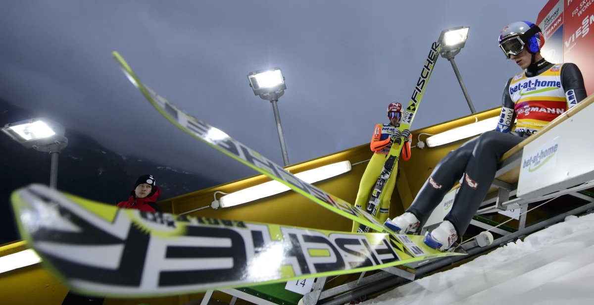 Austriak Gregor Schlierenzauer wygrał loteryjny konkurs lotów w Harrachovie. Tym samym pobił rekord zwycięstw w Pucharze Świata należący do Fina Mattiego Nykanena. "Schlieri" wygrał po raz 47. w karierze. Tym razem był lepszy od Roberta Kranjca o zaledwie 0,3 punktu. Najlepszy z Polaków, Kamil Stoch był 9. O 14 na czeskim mamucie rozpocznie się kolejny konkurs.