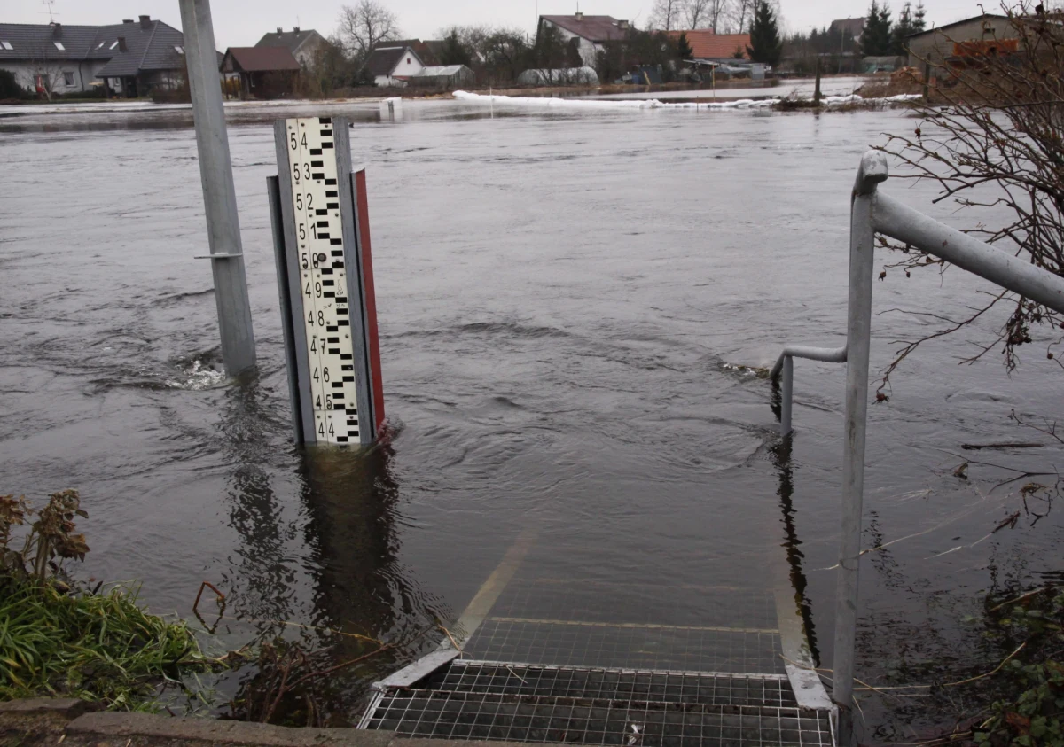 Wraca mróz i to on zatrzymał topniejący w bardzo szybkim tempie śnieg. Stany alarmowe są jednak przekroczone na wielu rzekach na terenie całego kraju. Reporterzy RMF FM informują o pierwszych podtopieniach.