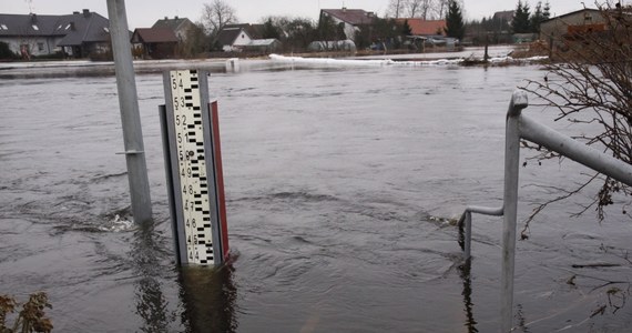 Wraca mróz i to on zatrzymał topniejący w bardzo szybkim tempie śnieg. Stany alarmowe są jednak przekroczone na wielu rzekach na terenie całego kraju. Reporterzy RMF FM informują o pierwszych podtopieniach.