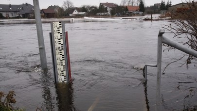 Podtopienia i przekroczone stany alarmowe na rzekach