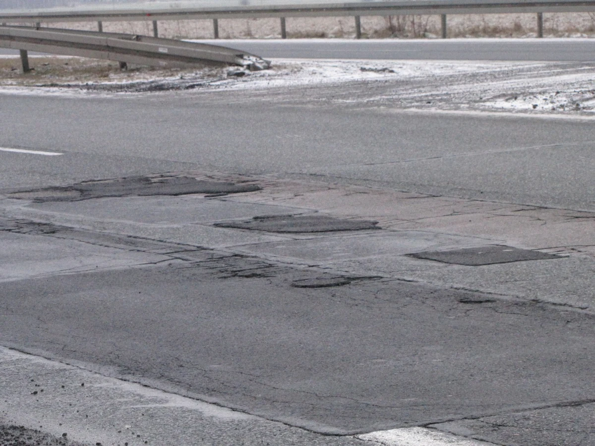 Jest lepiej, ale nie idealnie. To wnioski reporterki RMF FM Agnieszki Wyderki po przejażdżce krajową "jedynka" w okolicach Łodzi. W zeszły czwartek słuchacze wręcz bombardowali nas informacjami o dziurawym odcinku "jedynki" między Kamieńskiem a Radomskiem. Jeden z naszych słuchaczy stwierdził opisowo, że wyrwy są tam wielkie jak "worki z ziemniakami". 