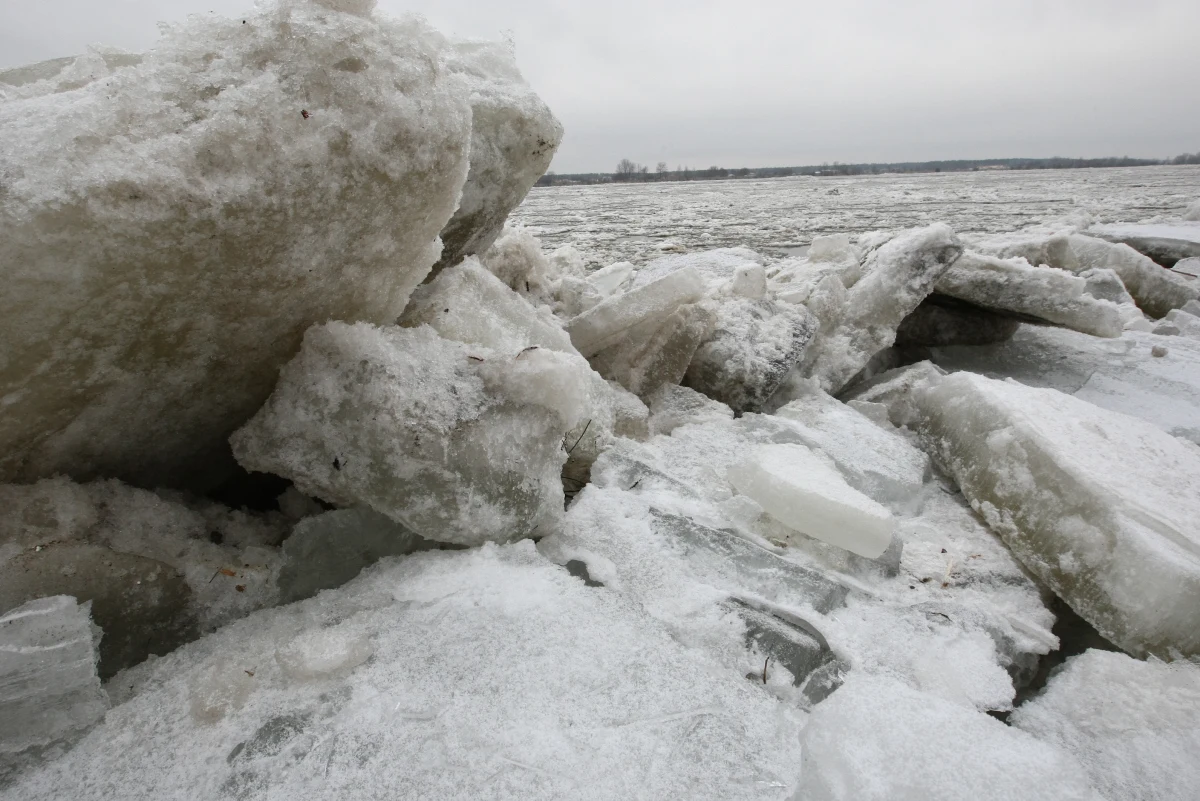 Po gwałtownych roztopach na rzekach w kilku regionach ogłoszono stany alarmowe i ostrzegawcze. Na Mazowszu alarm przeciwpowodziowy obowiązuje w dziesięciu gminach. W zachodniej Polsce najgorsza sytuacja jest na Czernej Wielkiej. Z kolei na Lubelszczyźnie przekroczone są stany ostrzegawcze na Bugu, Krznie, Wieprzu i Tyśmienicy.
