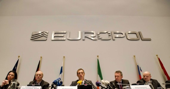 Europol na konferencji prasowej w Hadze podał dane dotyczące prowadzonego od 18 miesięcy śledztwa na temat match-fixingu, czyli ustawiania wyników meczów. Śledczy ustalili, że nieuczciwy przebieg miało aż 380 spotkań. Chodzi o mecze w ramach eliminacji mistrzostw świata, mistrzostw Europy, eliminacji europejskich pucharów czy Ligi Mistrzów. UEFA czeka na szczegółowe informacje w tej sprawie.