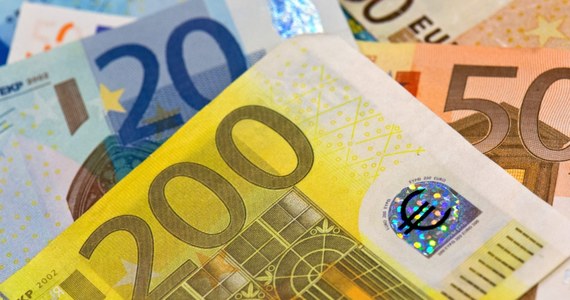 Pensje urzędników administracji unijnej przewyższają niejednokrotnie dochody samej kanclerz Niemiec czy prezydenta RFN - donosi Deutsche Welle. Jak się okazuje, wynagrodzenie osób obejmujących niektóre posady w Brukseli może sięgać miesięcznie nawet 21 tysięcy euro. 