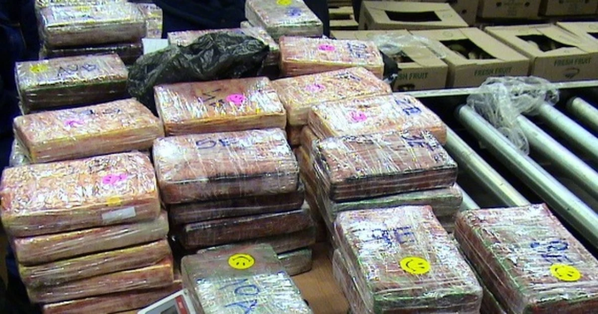 Holenderska policja zatrzymała na polecenie Agencji Bezpieczeństwa Wewnętrznego Polaka, który handlował narkotykami na olbrzymią skalę. Marek B. był poszukiwany listem gończym od 15 lat. Ma na swoim koncie przemyt setek kilogramów kokainy z Ameryki Południowej. 