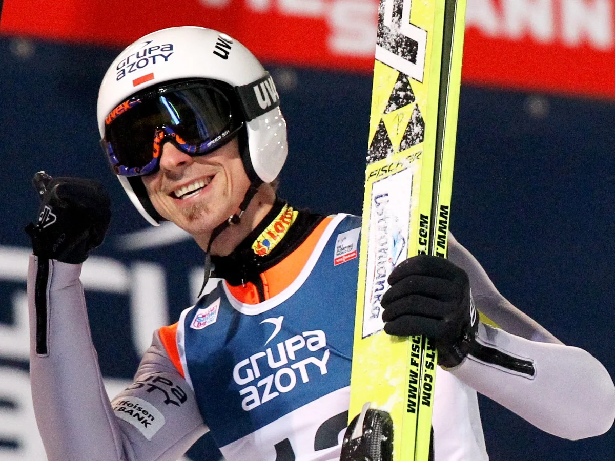 Zdjęcie podgrzewanej toalety z Japonii? Żaden problem! Regularne wpisy po zawodach, które "lajkuje" kilka tysięcy osób? Profil Piotra Żyły na Facebooku robi furorę. I choć zawodnik dopiero dobija się do czołówki skoków narciarskich, to wśród kibiców jest niekwestionowanym numerem 1.