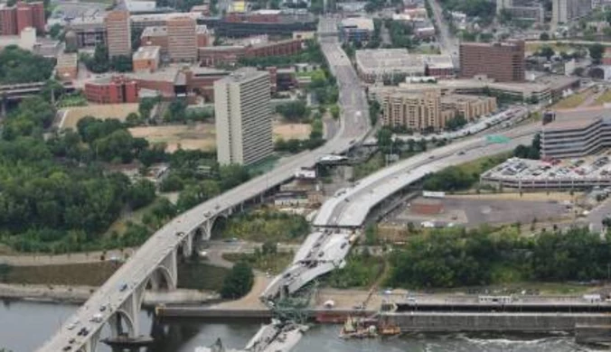 Osiem ofiar zawalenia mostu w Minneapolis